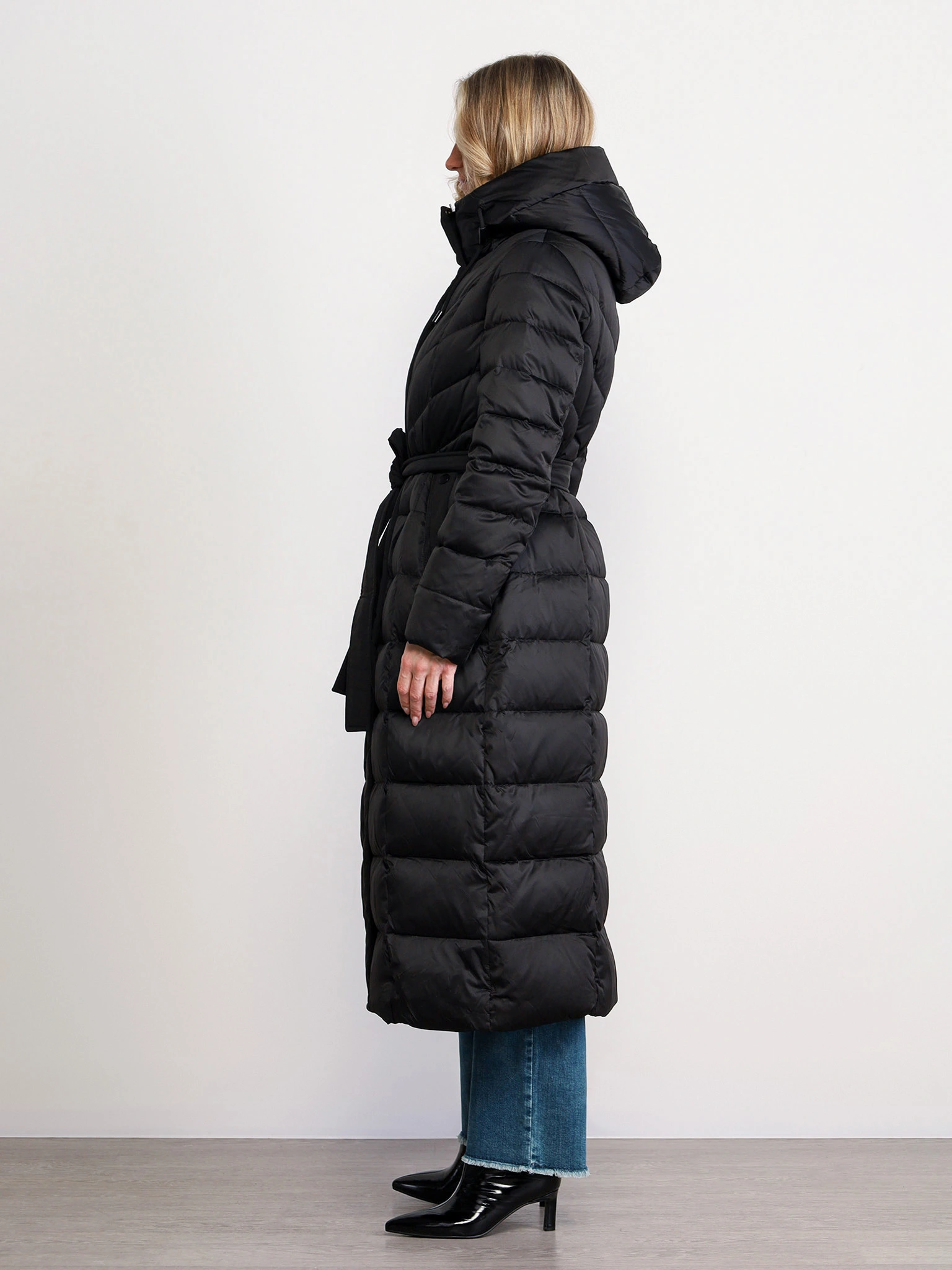 Пуховик черного цвета с капюшоном